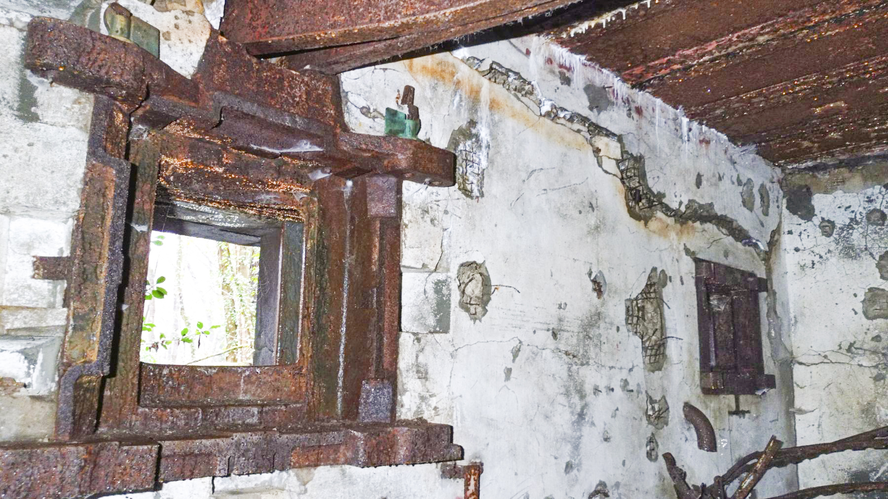 Ligne Maginot - HOCHWALD C9 - (Casemate d'infanterie) - Intérieur de la chambre de tir, la trémie encore en place