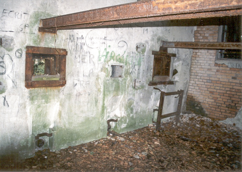Ligne Maginot - SOUFFLENHEIM (Stand de tir) - Chambre de tir avec trémie n°1 pour JM et canon de 37, créneau de cloche GFM pour FM et mortier de 50, trémie n°4 pour JM et canon de 47
