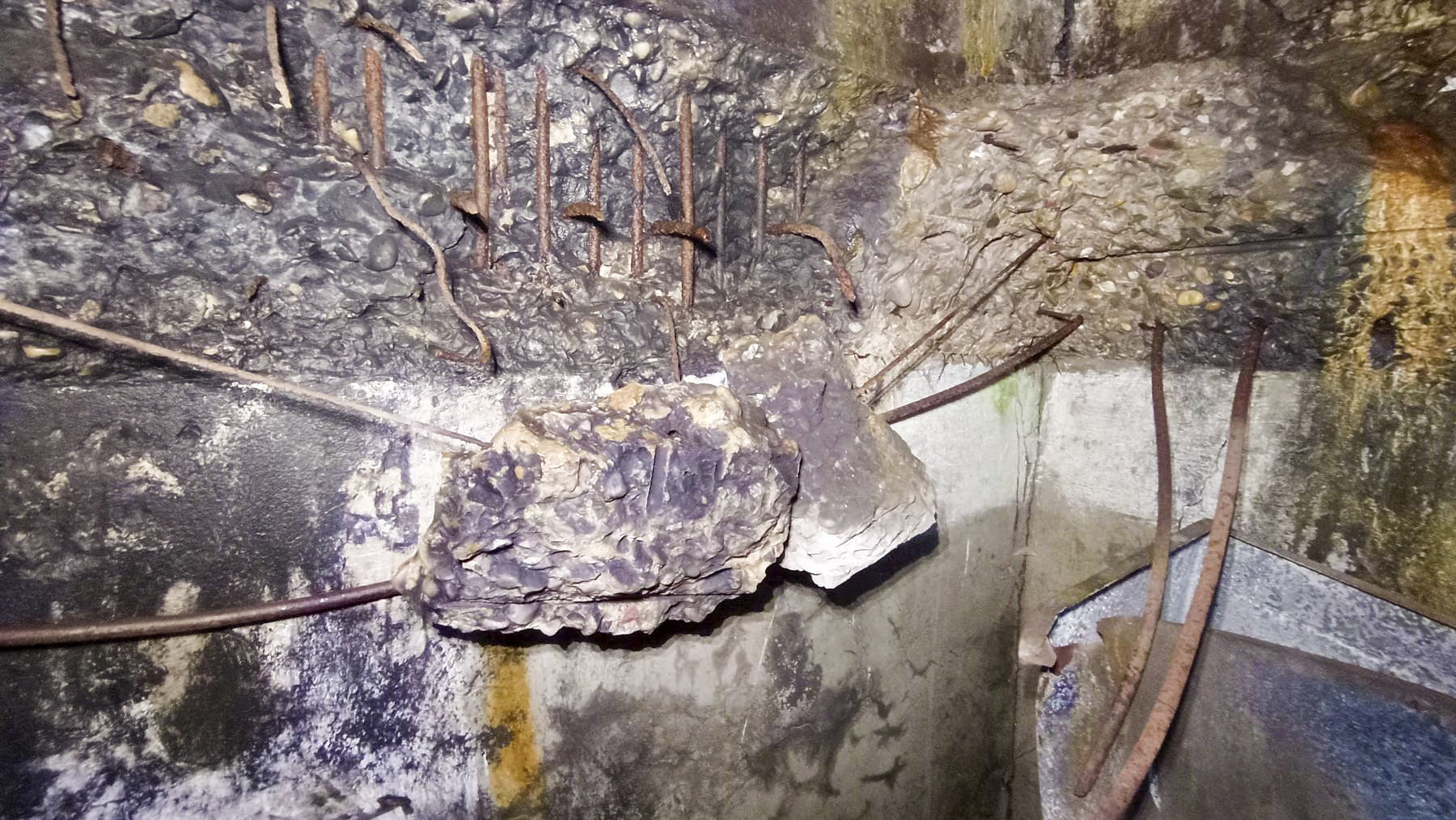 Ligne Maginot - HOCHWALD C9 - (Casemate d'infanterie) - La dalle du plancher effondrée entres les deux étages 