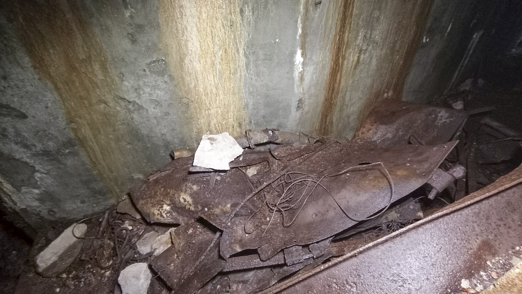 Ligne Maginot - HOCHWALD C9 - (Casemate d'infanterie) - Couloir séparant les deux cloches encombré par les débris de la cloche GFM