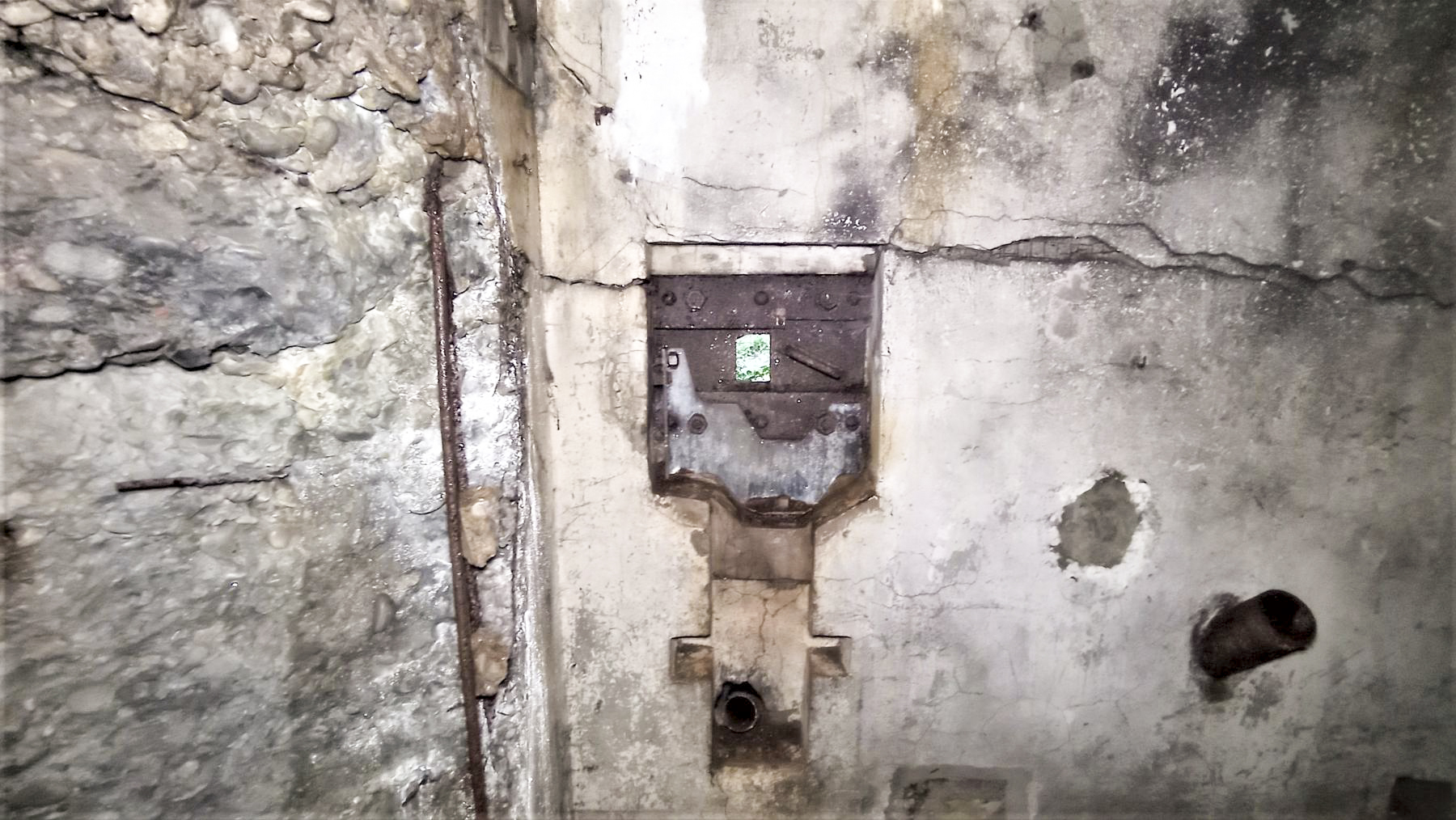 Ligne Maginot - HOCHWALD C9 - (Casemate d'infanterie) - Créneau pour Fusil Mitrailleur 24/29 de façade et goulottes à grenades