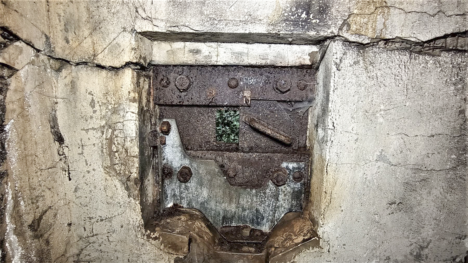 Ligne Maginot - HOCHWALD C9 - (Casemate d'infanterie) - Créneau pour Fusil Mitrailleur 24/29 de façade
