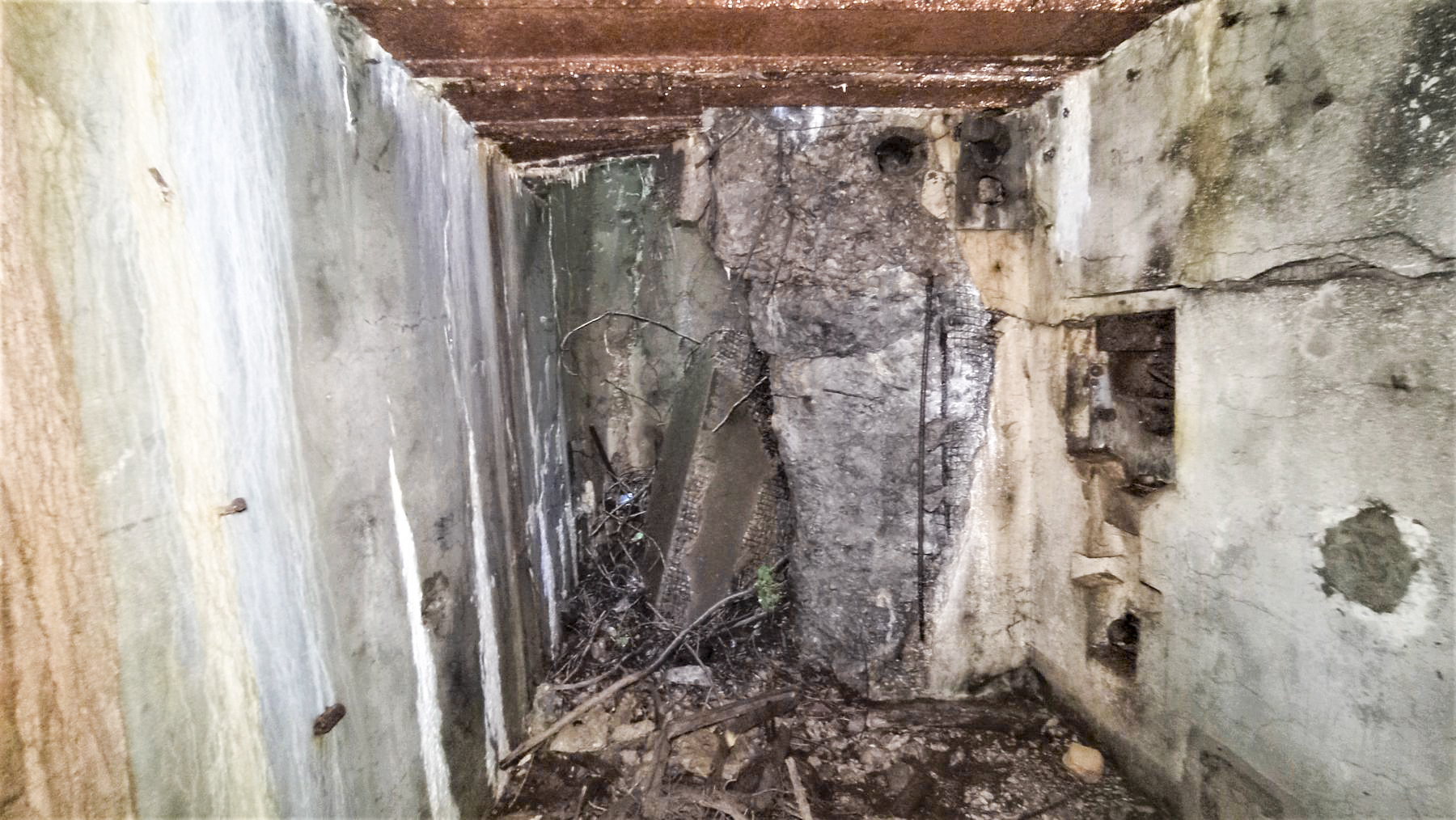 Ligne Maginot - HOCHWALD C9 - (Casemate d'infanterie) - Puits de la cloche GFM et Créneau pour Fusil Mitrailleur 24/29