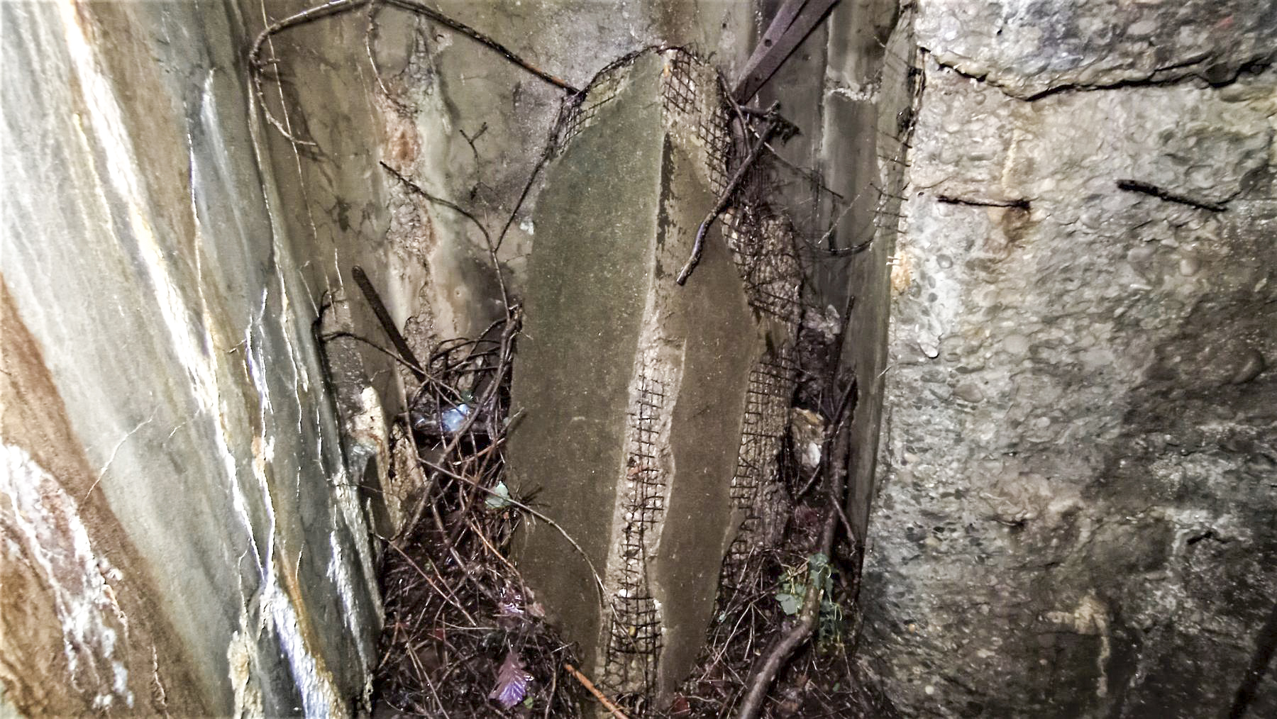 Ligne Maginot - HOCHWALD C9 - (Casemate d'infanterie) - Débris de mur dans le puits de la cloche GFM