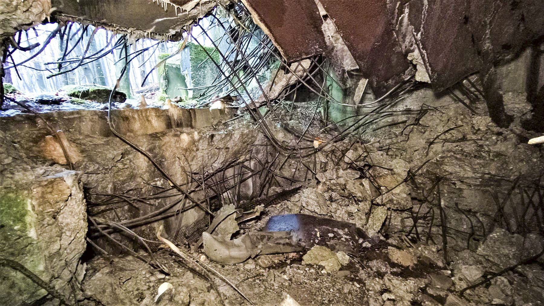 Ligne Maginot - HOCHWALD C6 - (Casemate d'infanterie - double) - Restes de la chambre de tir Haute. La dalle s'est effondrée sur la pièce de l'étage inférieur, une chambre de repos pour 8 hommes