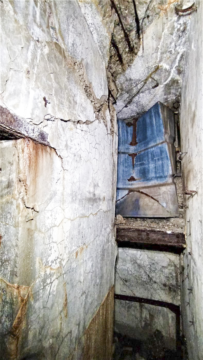 Ligne Maginot - HOCHWALD C6 - (Casemate d'infanterie - double) - Accès à la chambre du chef de casemate, au fond une citerne d'eau potable