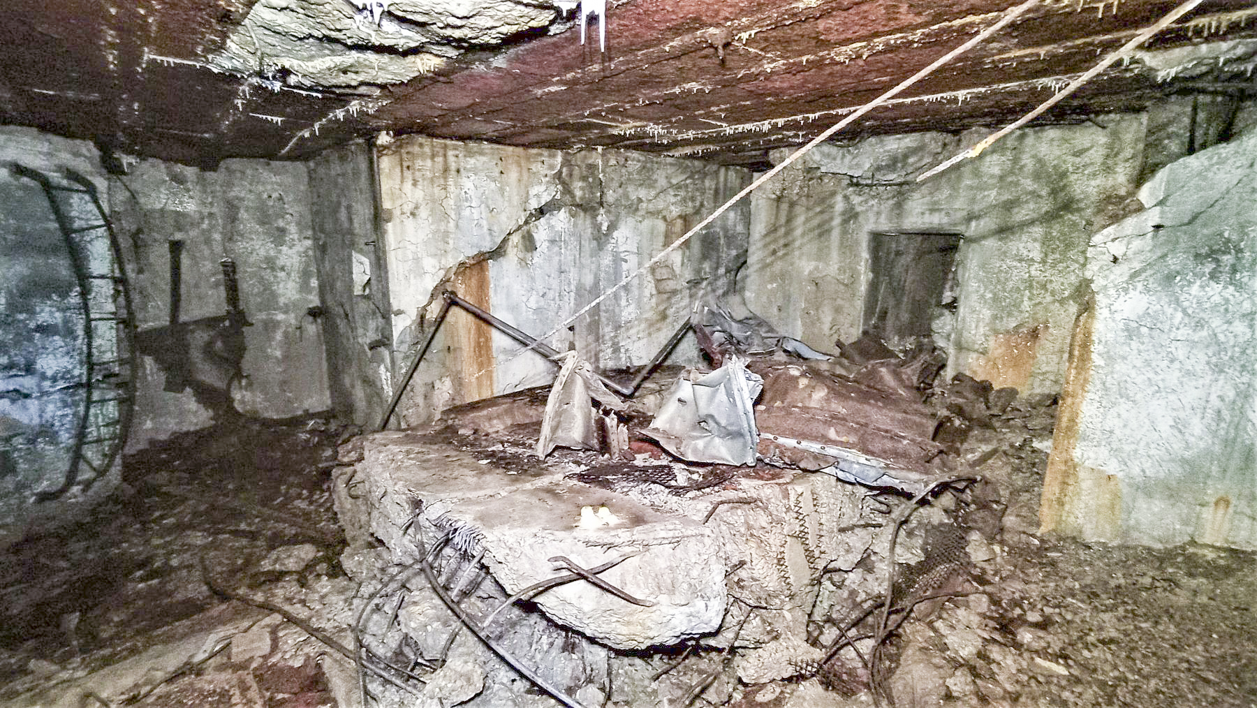 Ligne Maginot - HOCHWALD C6 - (Casemate d'infanterie - double) - Mur gauche effondré de la chambre de tir basse