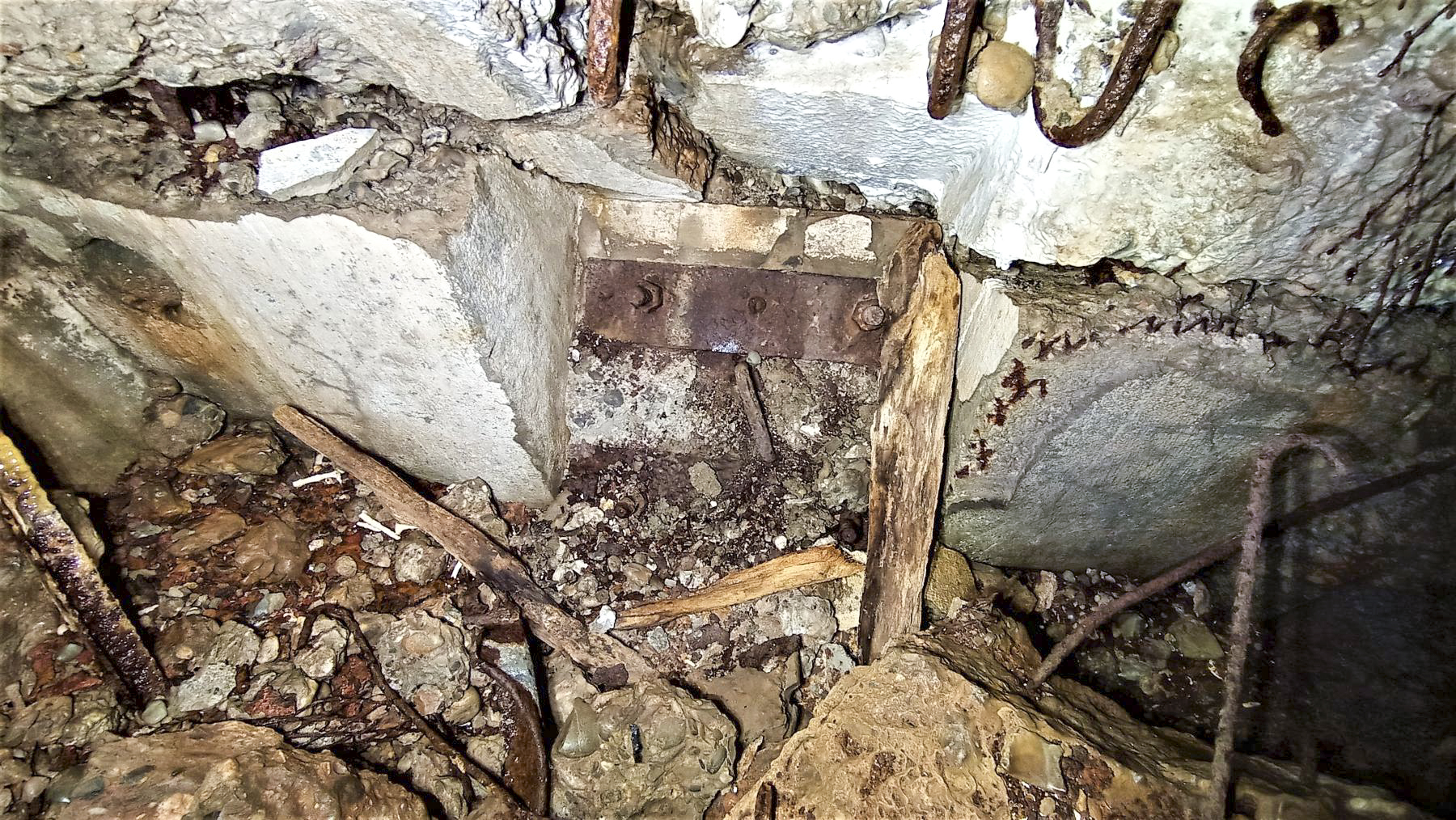 Ligne Maginot - HOCHWALD C6 - (Casemate d'infanterie - double) - Créneau de protection de l'issue de secours donnant sur le puits d'accès