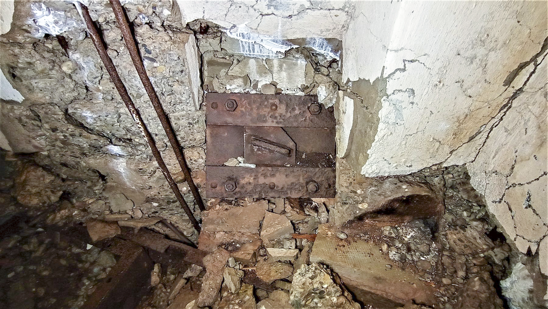 Ligne Maginot - HOCHWALD C6 - (Casemate d'infanterie - double) - Créneau de protection de l'issue de secours donnant sur la façade
