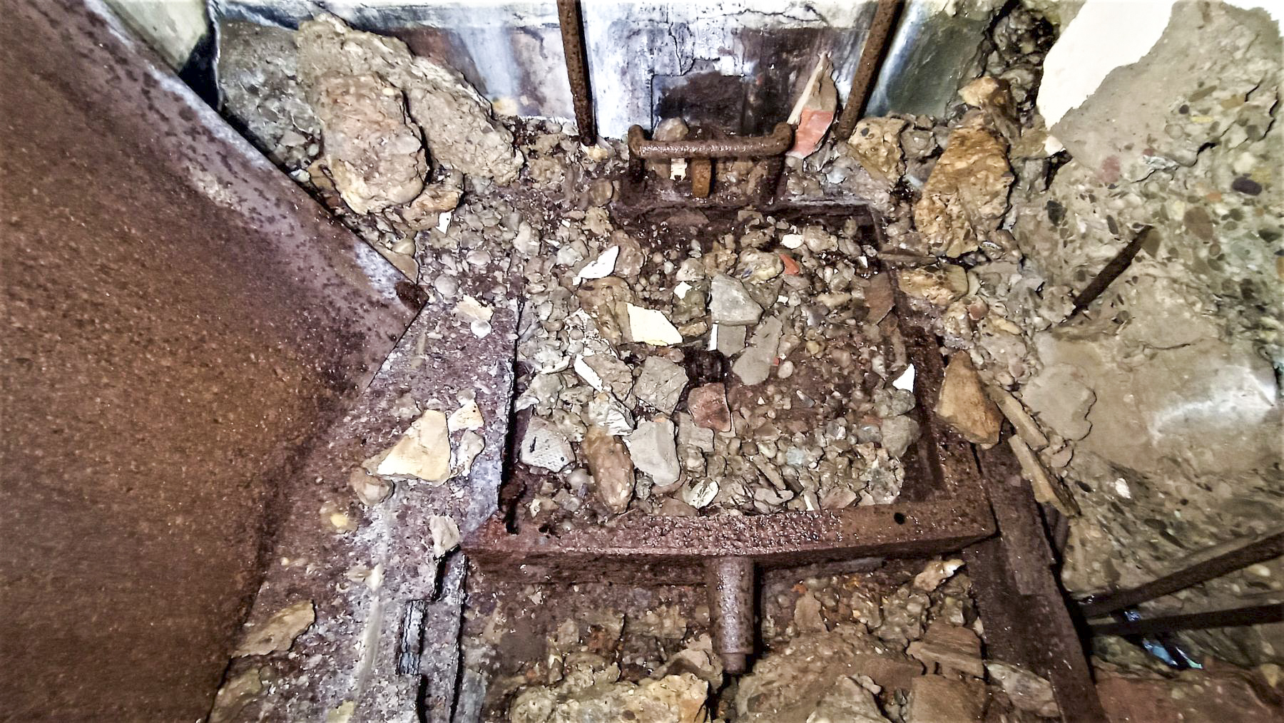 Ligne Maginot - HOCHWALD C6 - (Casemate d'infanterie - double) - Trappe coulissante de l'issue de secours