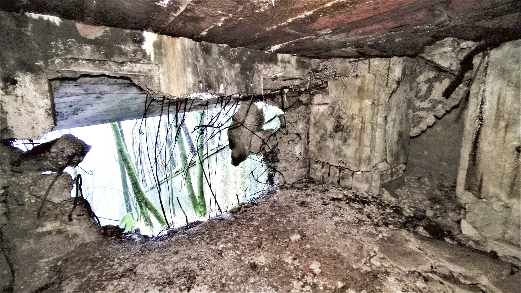 Ligne Maginot - HOCHWALD C6 - (Casemate d'infanterie - double) - Chambre de tir de l'étage inférieur, à droite l'accès au projecteur