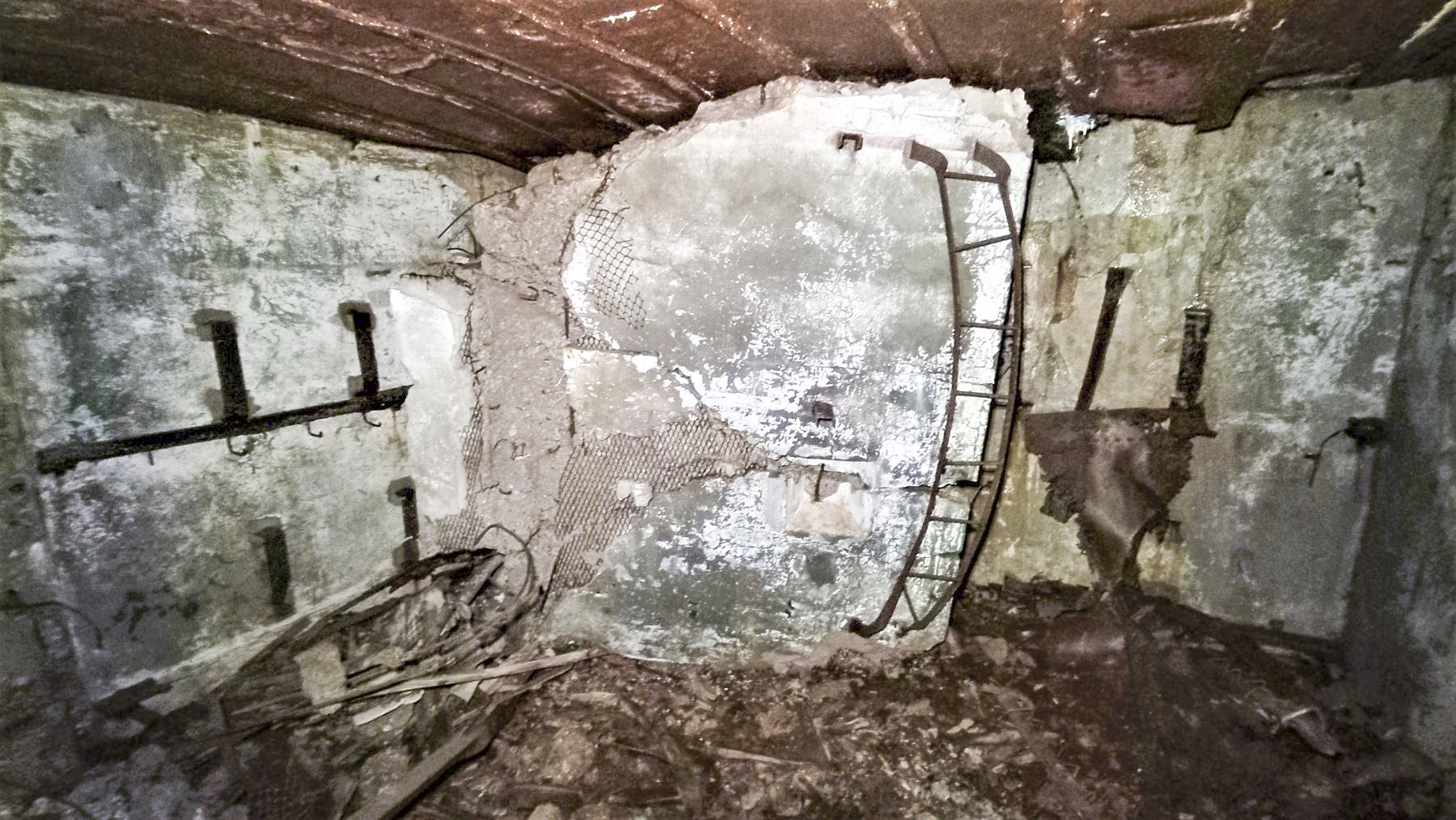 Ligne Maginot - HOCHWALD C6 - (Casemate d'infanterie - double) - Cloison séparant la chambre de tir de la chambre de repos pour 8 hommes de l'étage inférieur