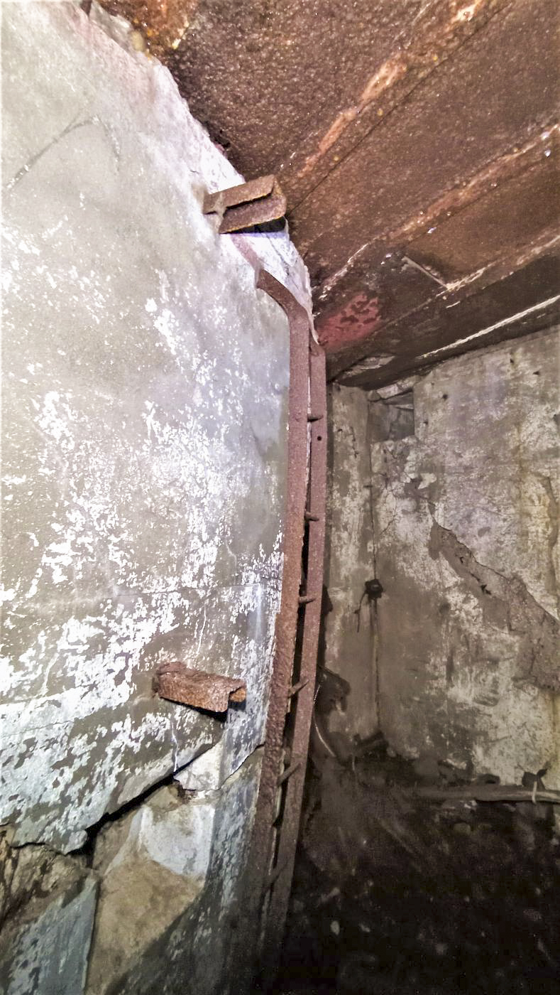Ligne Maginot - HOCHWALD C6 - (Casemate d'infanterie - double) - Cloison séparant la chambre de tir de la chambre de repos pour 8 hommes de l'étage inférieur