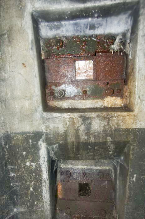 Ligne Maginot - SOUFFLENHEIM (II / 23° RIF) - (Abri) - Créneaux pour FM 24/29
Comme dans toutes les constructions 'premiers fronts', celui du dessus est destiné à la défense rapprochée de l'abri, celui du dessous à la défense du fossé.
