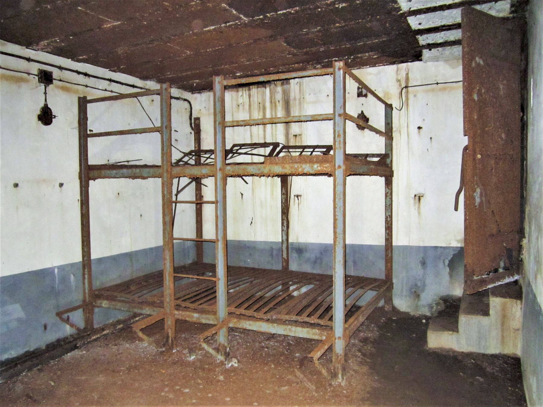 Ligne Maginot - HOCHWALD C3 - (Casemate d'infanterie - double) - Chambre de repos pour 8 hommes, à droite l'entrée de la chambre de tir basse