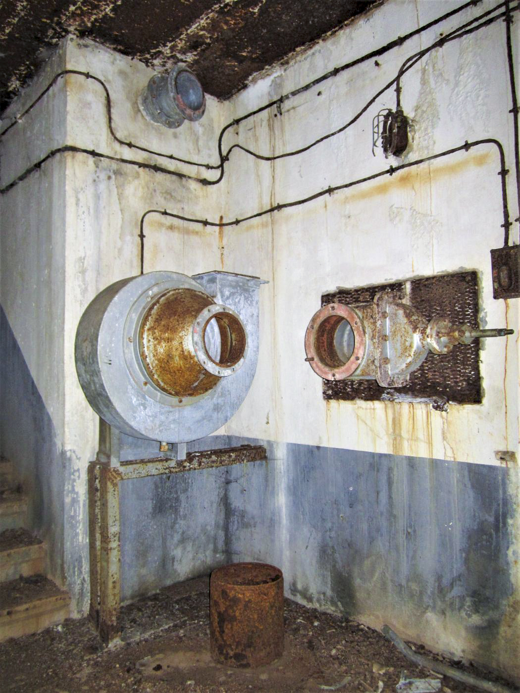 Ligne Maginot - HOCHWALD C3 - (Casemate d'infanterie - double) - Chambre de repos pour 8 hommes, 
ventilateur installé après guerre
