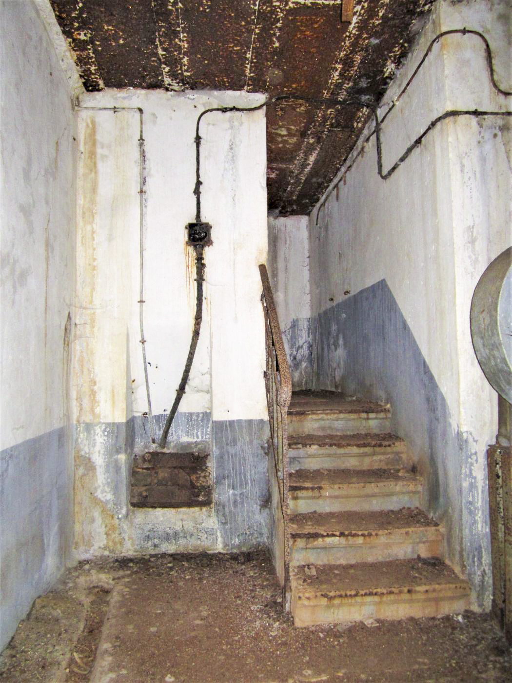 Ligne Maginot - HOCHWALD C3 - (Casemate d'infanterie - double) - Accès à l'issue de secours et créneau FM défendant le puits d'accès
