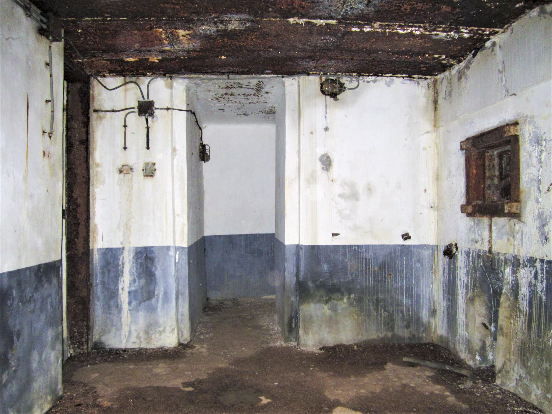 Ligne Maginot - HOCHWALD C3 - (Casemate d'infanterie - double) - Chambre de tir basse, accès au projecteur - Gregory Fuchs