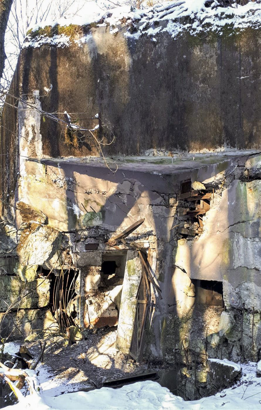 Ligne Maginot - HOCHWALD C1 - (Casemate d'infanterie) - L'entrée et les deux créneaux FM de défense rapprochée