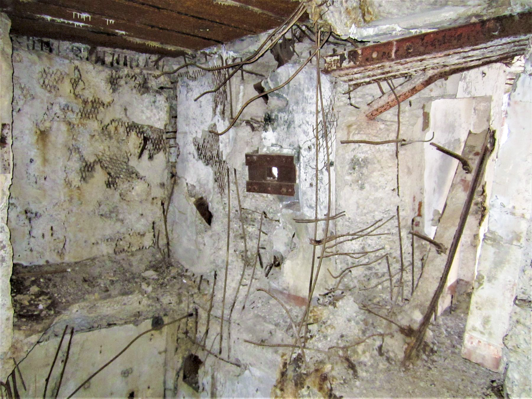 Ligne Maginot - HOCHWALD C1 - (Casemate d'infanterie) - Créneau FM de défense extérieur de l'entrée et goulotte à grenades