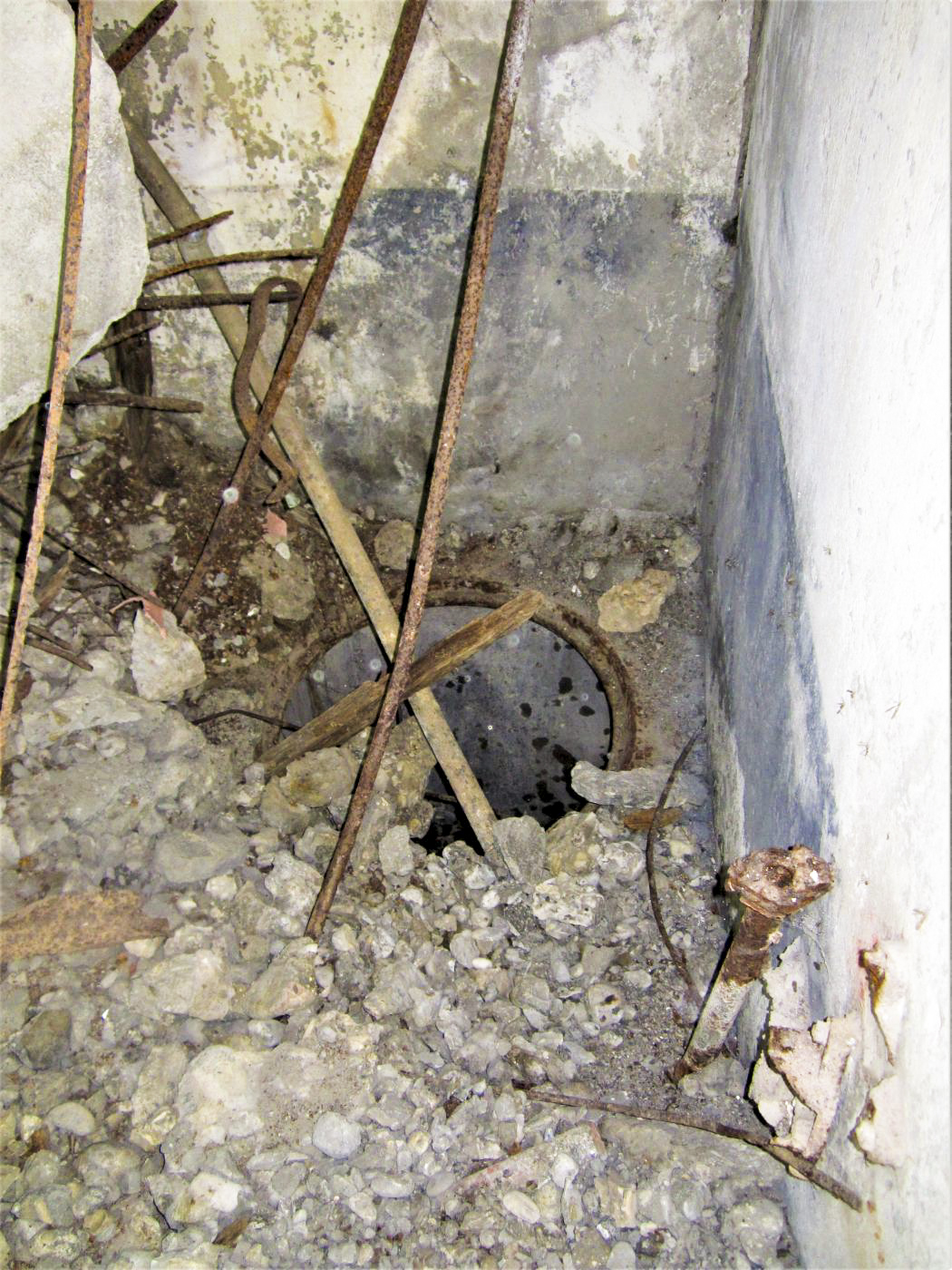 Ligne Maginot - HOCHWALD C1 - (Casemate d'infanterie) - A coté de la citerne, une fosse pour le stockage d'eau potable ? L'emplacement d'une pompe est visible en bas à droite
