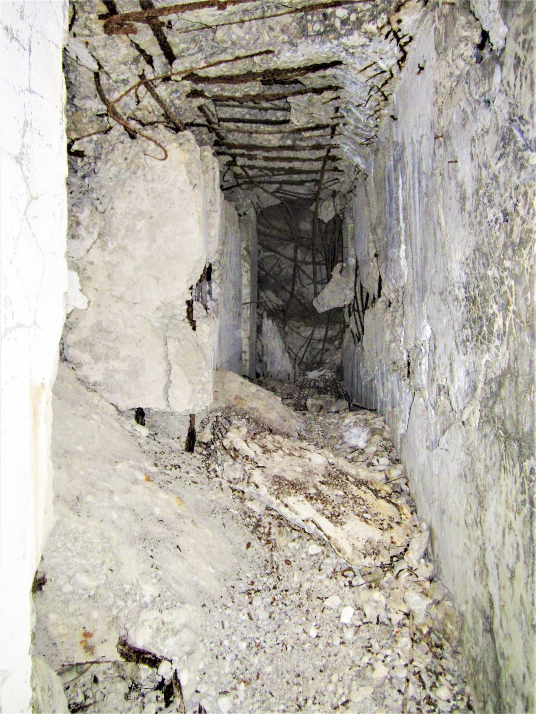 Ligne Maginot - HOCHWALD C1 - (Casemate d'infanterie) - Couloir à l'étage inférieur, à gauche l'escalier menant à l'étage supérieur