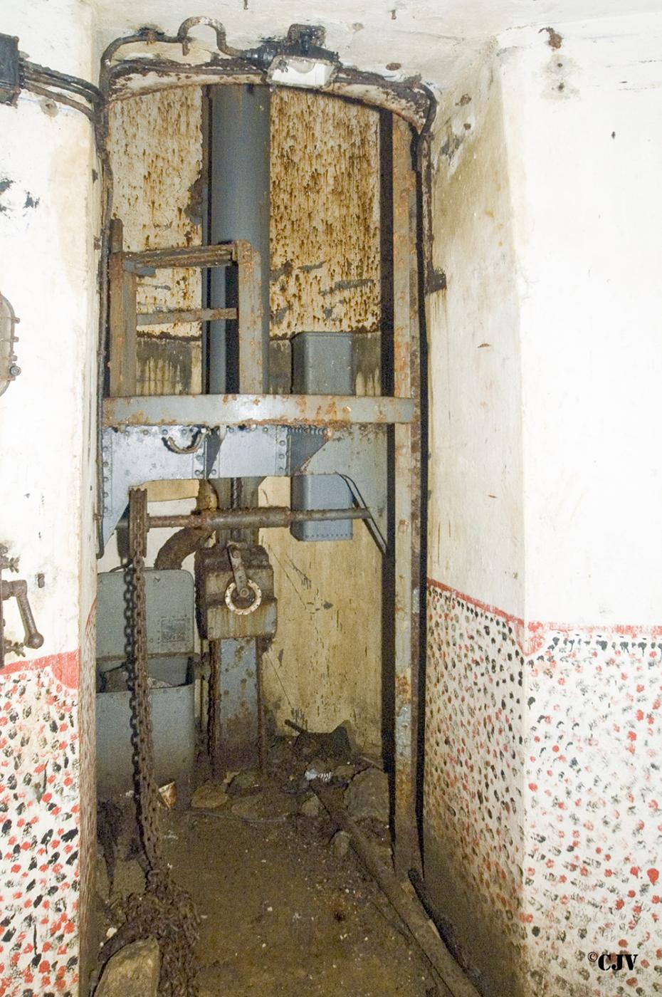 Ligne Maginot - LATIREMONT - A3 - (Ouvrage d'artillerie) - Bloc 1
Cloche pour jumelage de mitrailleuses Reibel MAC 31