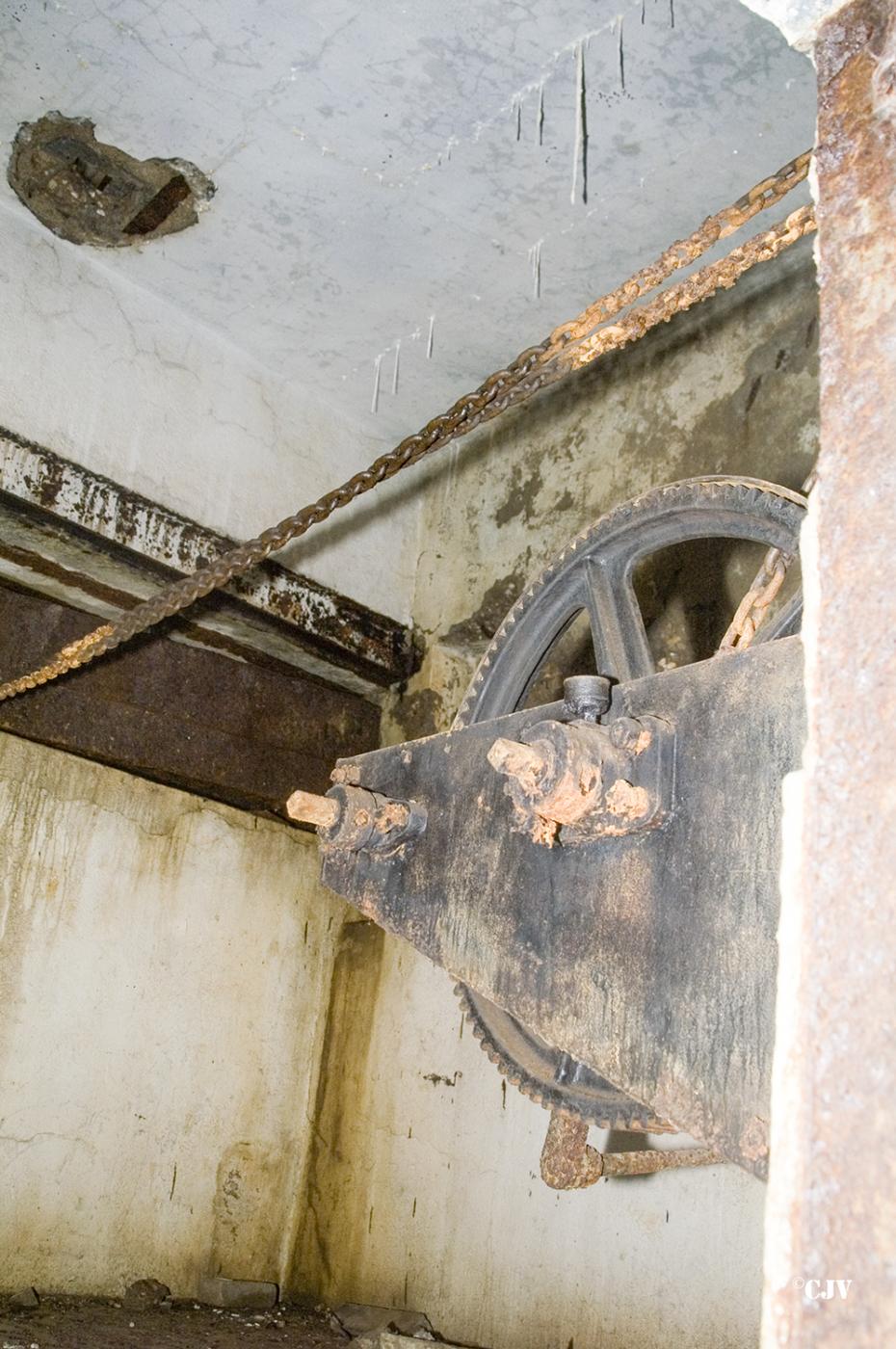 Ligne Maginot - LATIREMONT - A3 - (Ouvrage d'artillerie) - Entrée munitions
Le treuil du pont