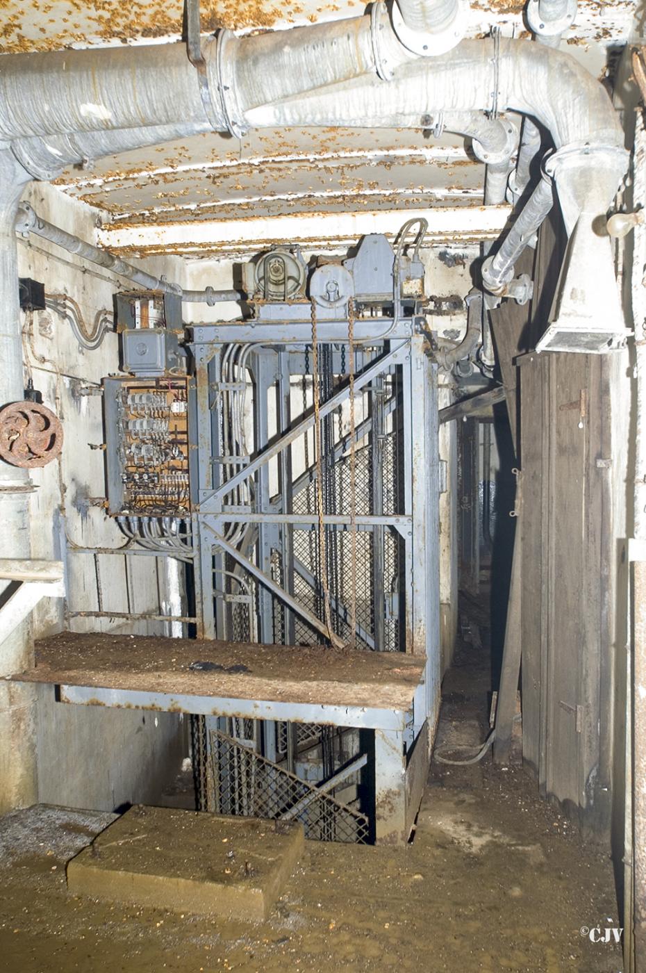 Ligne Maginot - LATIREMONT - A3 - (Ouvrage d'artillerie) - Bloc 2
Le monte-charge