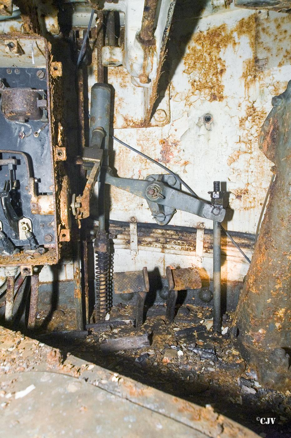 Ligne Maginot - LATIREMONT - A3 - (Ouvrage d'artillerie) - Bloc 2
Les deux pédales dans la chambre de tir