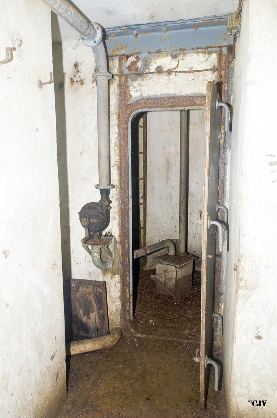 Ligne Maginot - LATIREMONT - A3 - (Ouvrage d'artillerie) - Bloc 3
La cloche GFM avec porte étanche