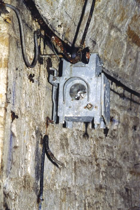 Ligne Maginot - LATIREMONT - A3 - (Ouvrage d'artillerie) - 'Feux' de signalisation placé dans la galerie indiquant que la caténaire est sous tension