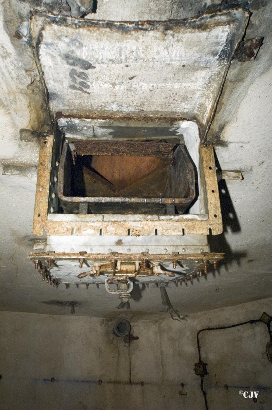 Ligne Maginot - LATIREMONT - A3 - (Ouvrage d'artillerie) - Bloc 6
La fosse a douilles est partiellement démonté