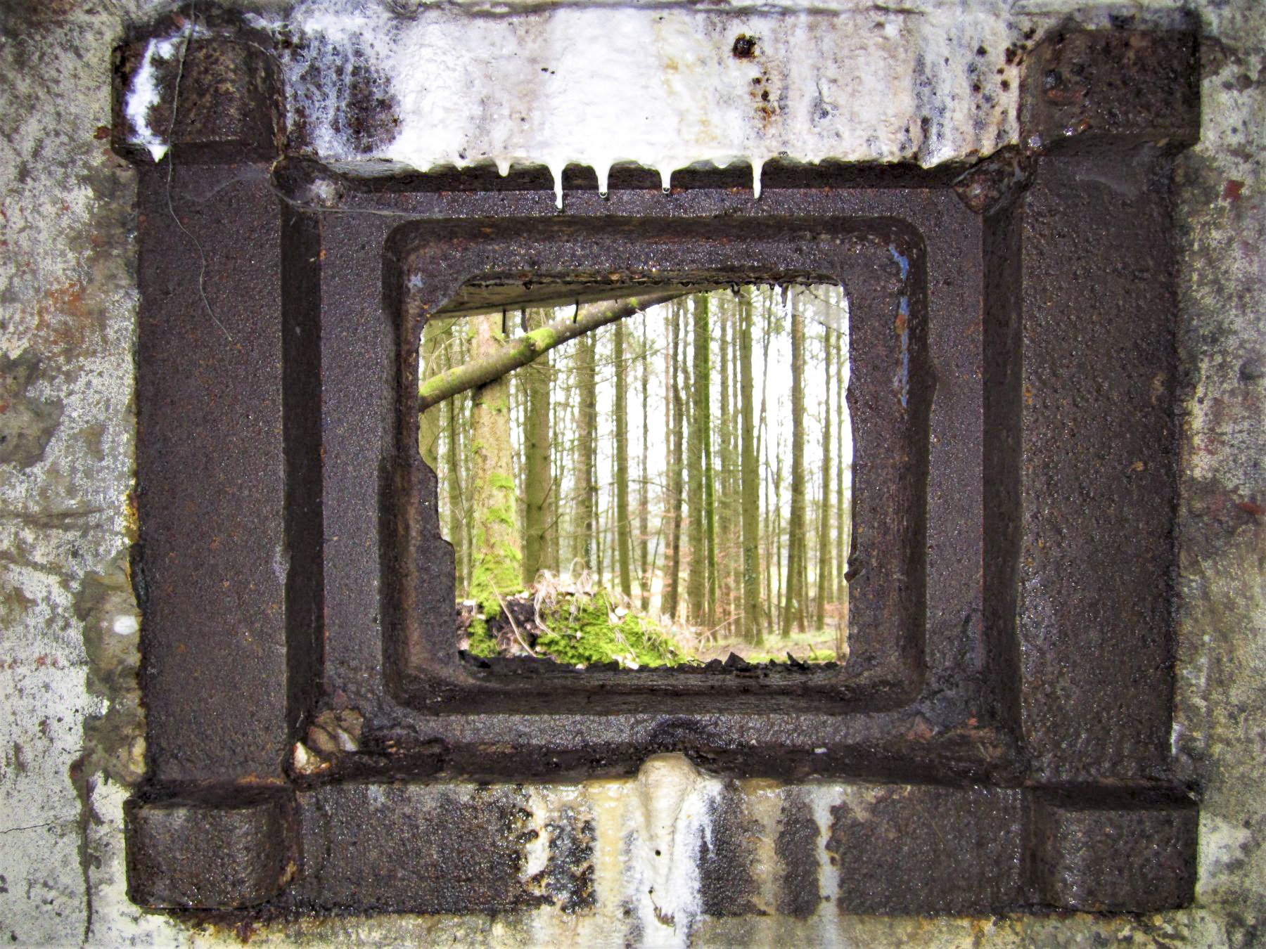 Ligne Maginot - DRACHENBRONN SUD EST - (Casemate d'infanterie) - Chambre de tir
Créneau pour JM et canon de 37 - Gregory Fuchs