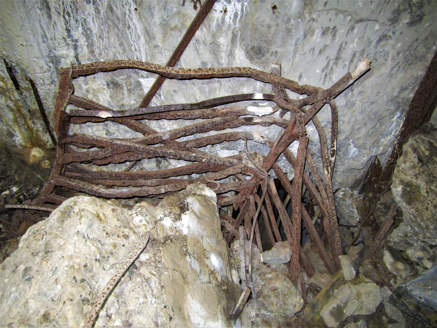 Ligne Maginot - DRACHENBRONN SUD EST - (Casemate d'infanterie) - Restes du casier à obus de 37 dans la chambre de tir - Gregory Fuchs
