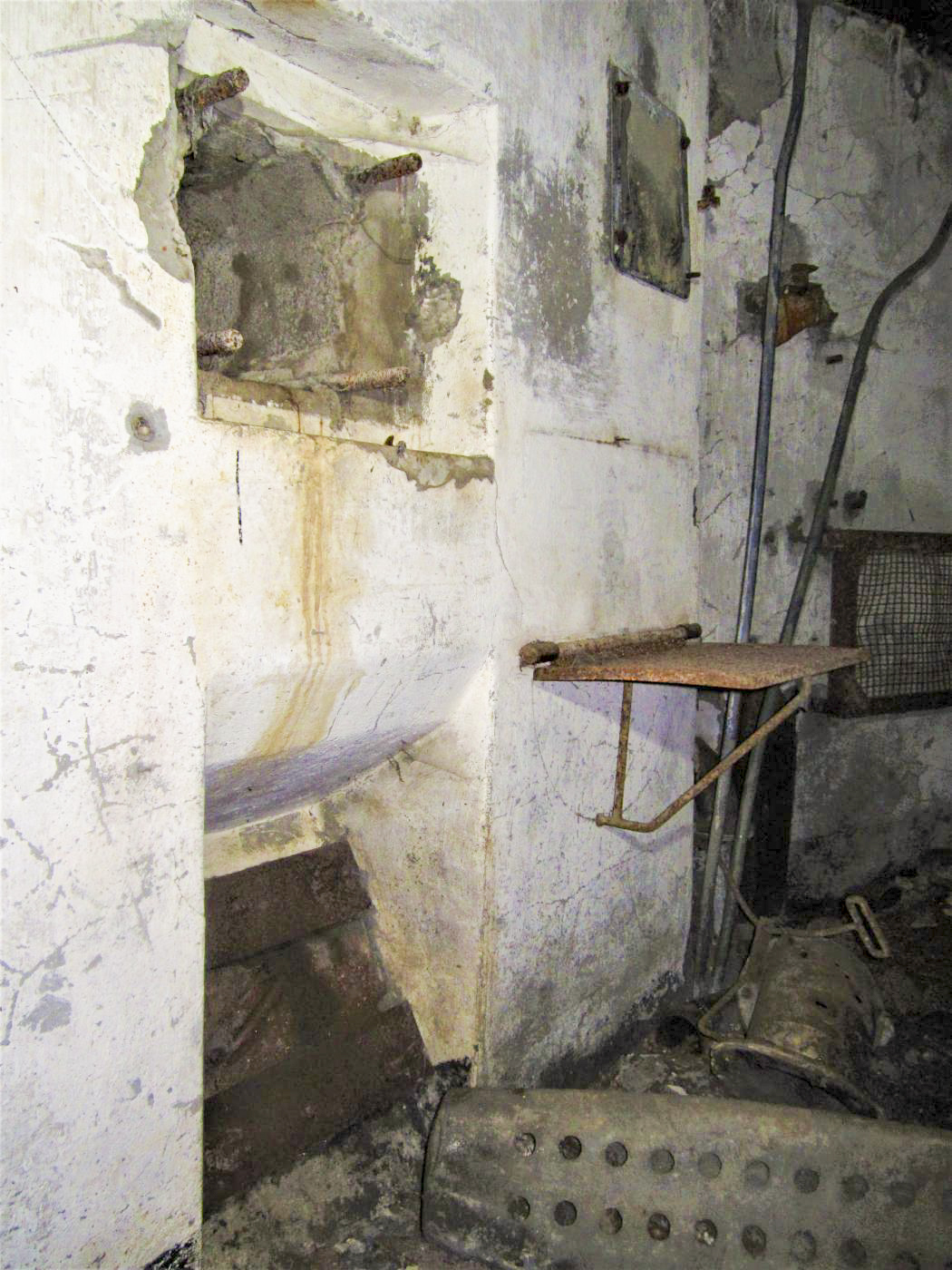 Ligne Maginot - DRACHENBRONN SUD EST - (Casemate d'infanterie) - Créneaux FM de défense rapprochée et tablette rabattable - Gregory Fuchs