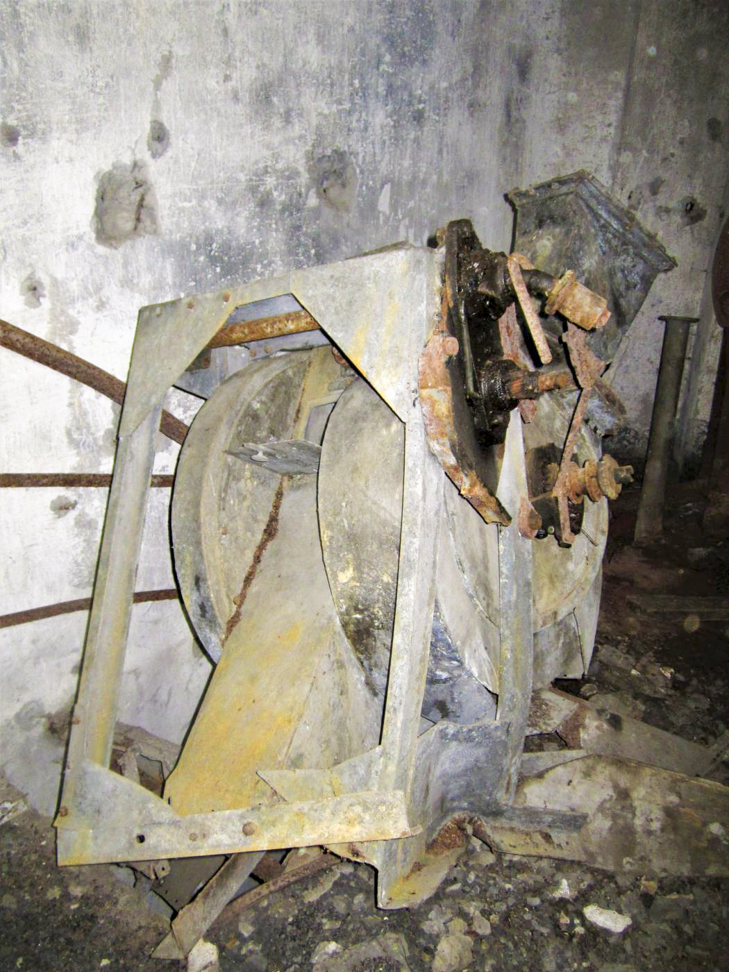 Ligne Maginot - DRACHENBRONN SUD EST - (Casemate d'infanterie) - Restes du ventilateur - Gregory Fuchs