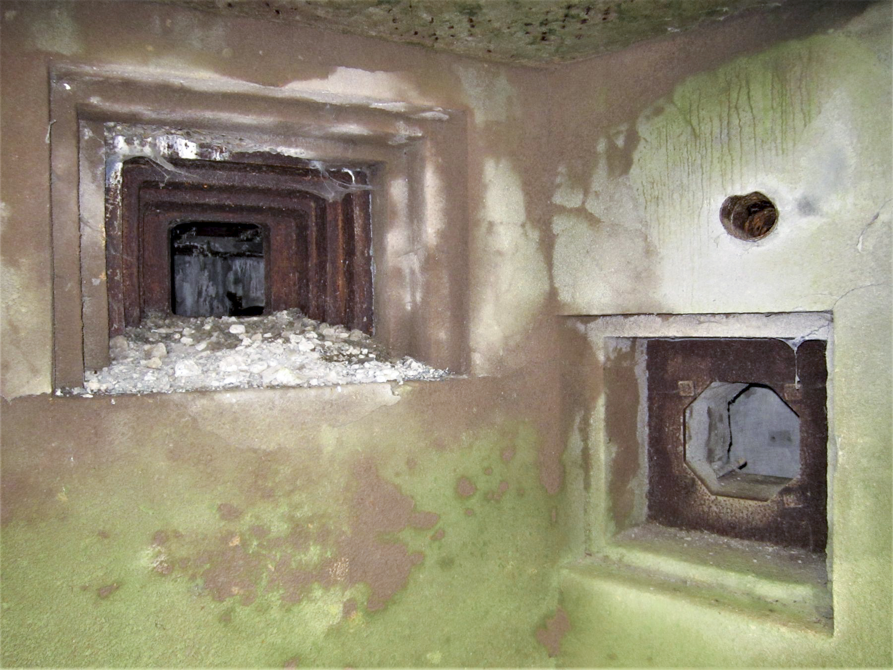 Ligne Maginot - DRACHENBRONN SUD EST - (Casemate d'infanterie) - Détail du créneau JM et du créneau FM de flanquement de façade - Gregory Fuchs