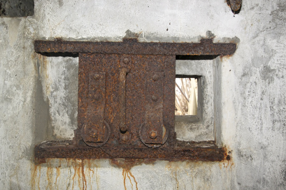Ligne Maginot - RAMELSHAUSEN 4 (Blockhaus pour arme infanterie) - Vue intérieure
Le créneau de flanquement avec son volet particulier. - Les Gardiens du Rhin