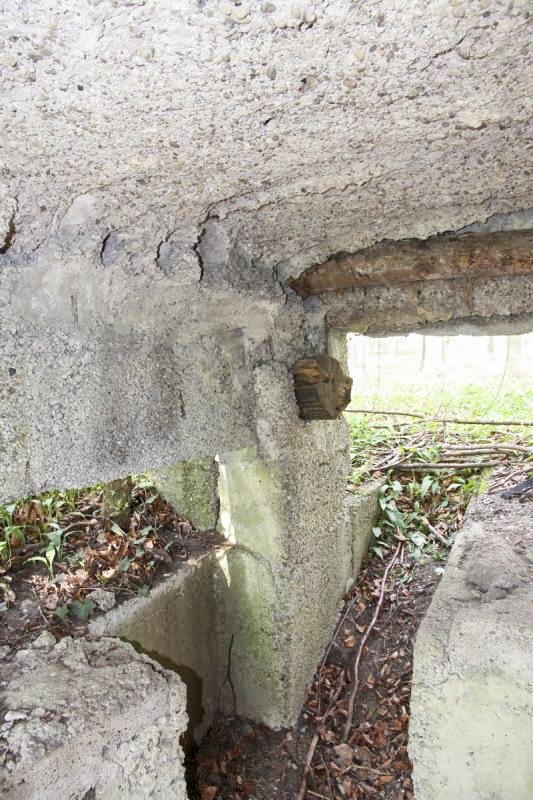 Ligne Maginot - Blockhaus de RAMELSHAUSEN 6 - Noter au plafond les trous laissés par la décomposition/disparition des rondins sur lesquels le béton a été coulé.
