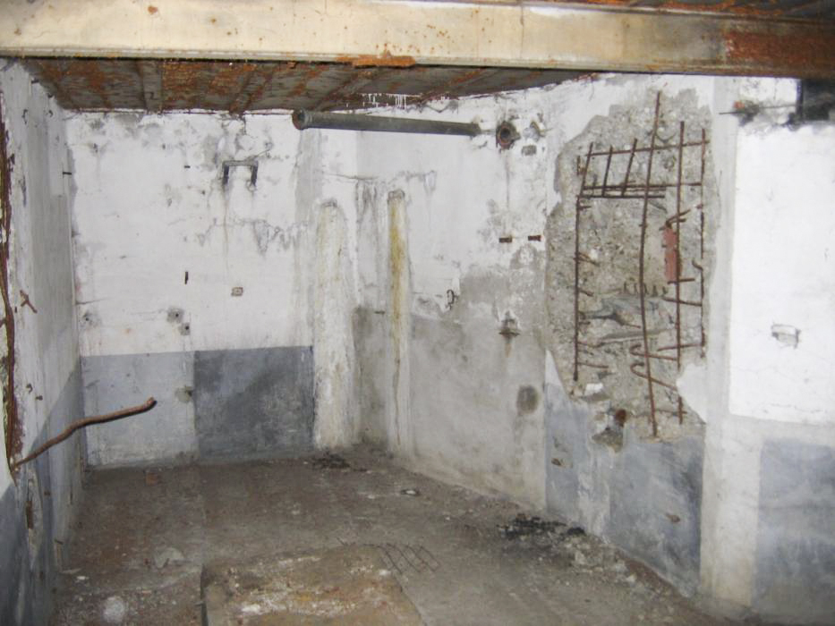 Ligne Maginot - 15/3 - MUEHLRHEIN (Casemate d'infanterie - double) - Local technique avec la trémie FM ferraillée