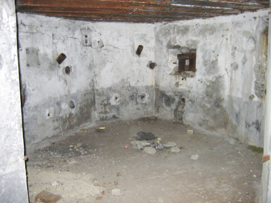 Ligne Maginot - Casemate d'infanterie de Muehlrhein - Chambre de tir sud comprenant la caponnière