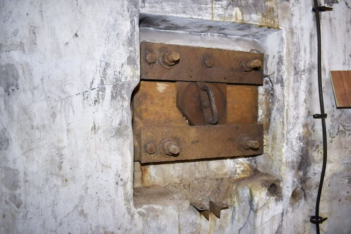 Ligne Maginot - 16/3 - KILSTETT - (Casemate d'infanterie - Double) - Chambre de tir nord
Créneau FM avant restauration