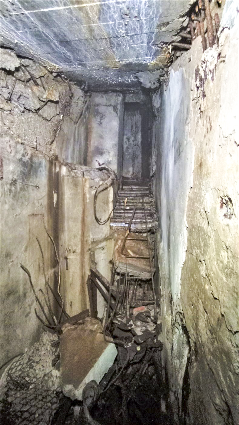 Ligne Maginot - HOCHWALD C7 - (Casemate d'infanterie) - L'escalier menant à la cloche GFM On remarque l'échelle dans le passage servant à monter à l'intérieur de la cloche. - Baptiste Gaudin