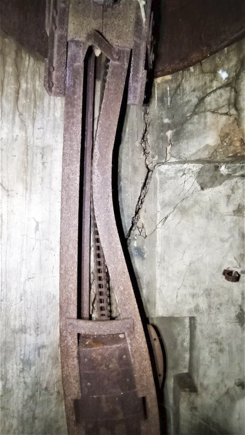 Ligne Maginot - HOCHWALD C7 - (Casemate d'infanterie) - Rails de translation du plancher mobile de la cloche GFM tordus par le souffle de l'explosion - Baptiste Gaudin