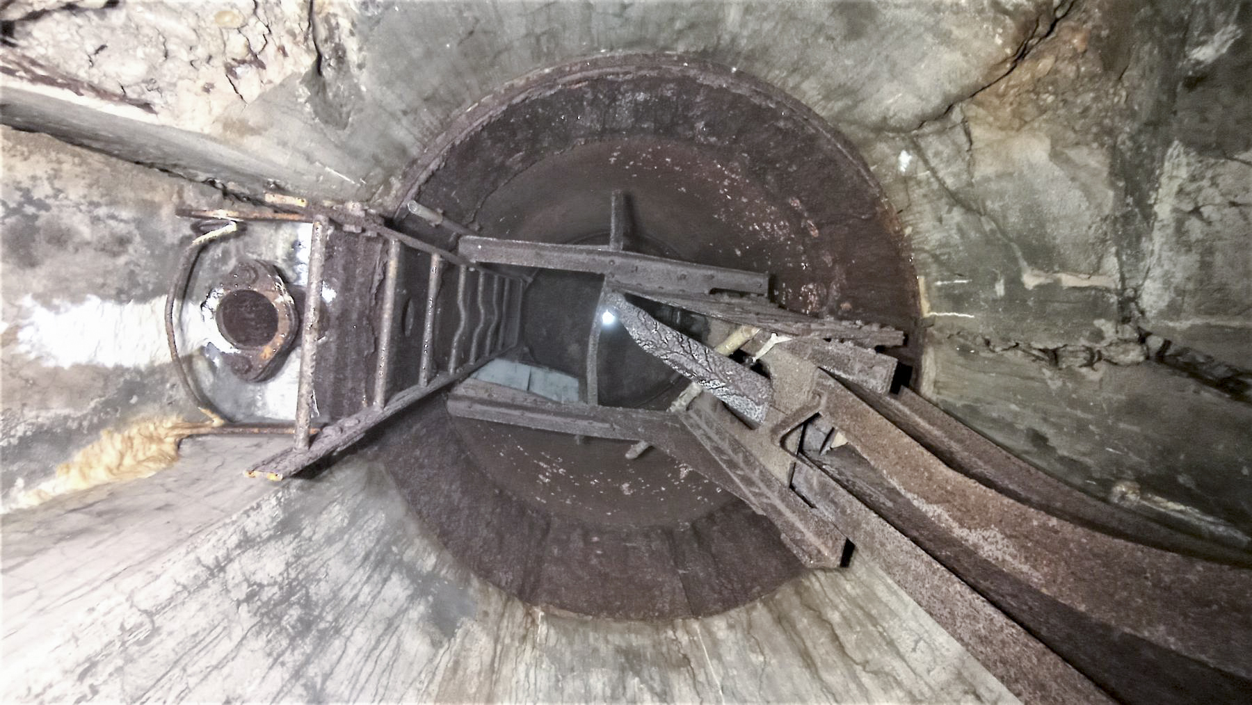 Ligne Maginot - HOCHWALD C7 - (Casemate d'infanterie) - Vue de dessous de la cloche GFM - Baptiste Gaudin