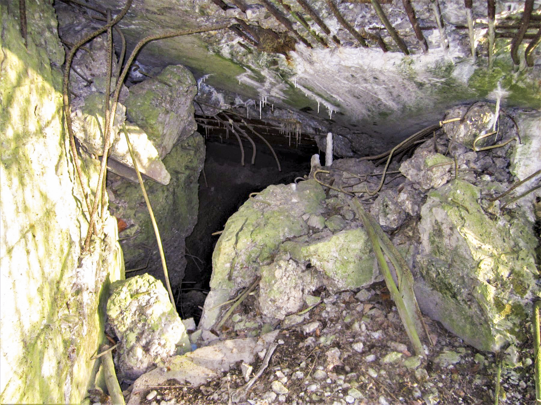 Ligne Maginot - SCHMELZBACH EST - (Casemate d'infanterie - double) - Chambre de tir Ouest, ce qui reste de la façade au niveau du fossé diamant