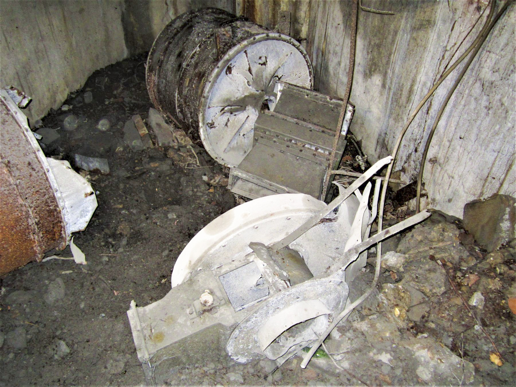 Ligne Maginot - SCHMELZBACH EST - (Casemate d'infanterie - double) - Filtre et ventilateur
