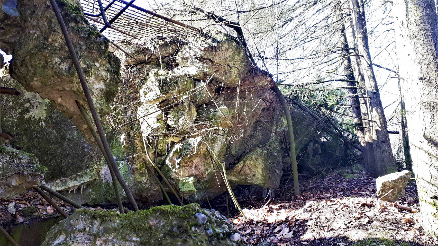 Ligne Maginot - SCHMELZBACH EST - (Casemate d'infanterie - double) - La dalle explosée au niveau de la cloche GFM Est