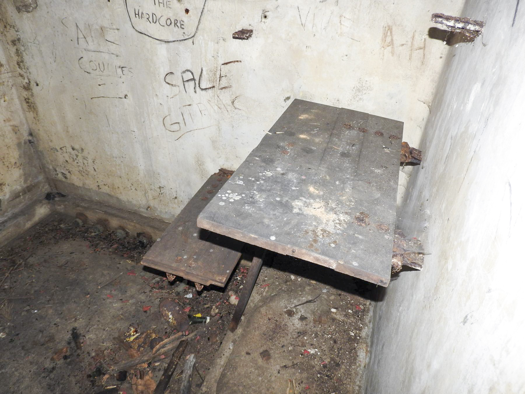 Ligne Maginot - D2 - (Chambre de coupure - Avec central) - Les tablettes rabattables - STENGER Mathieu